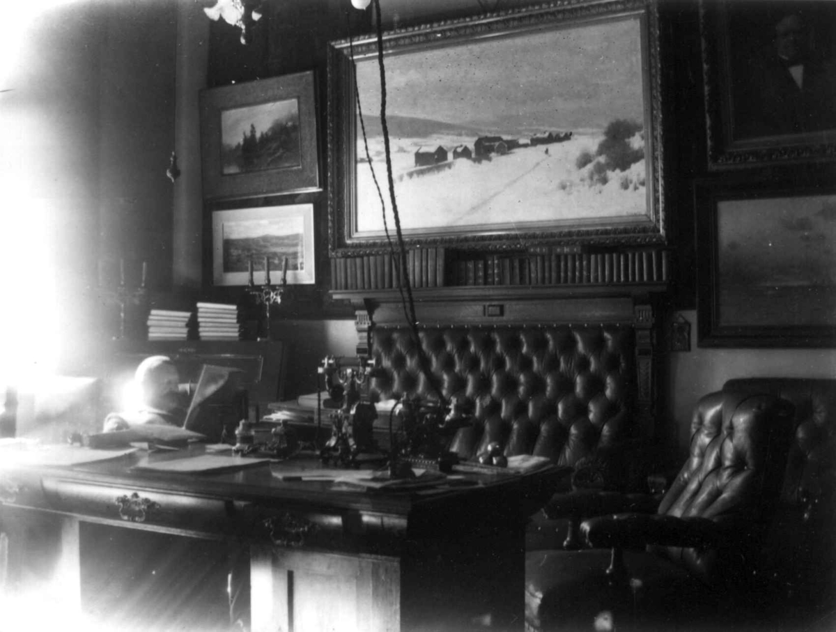 Kontor, antatt før 1910. Oslo. Redaktør Amadeus Schibsted
i sitt kontor, Aftenposten.