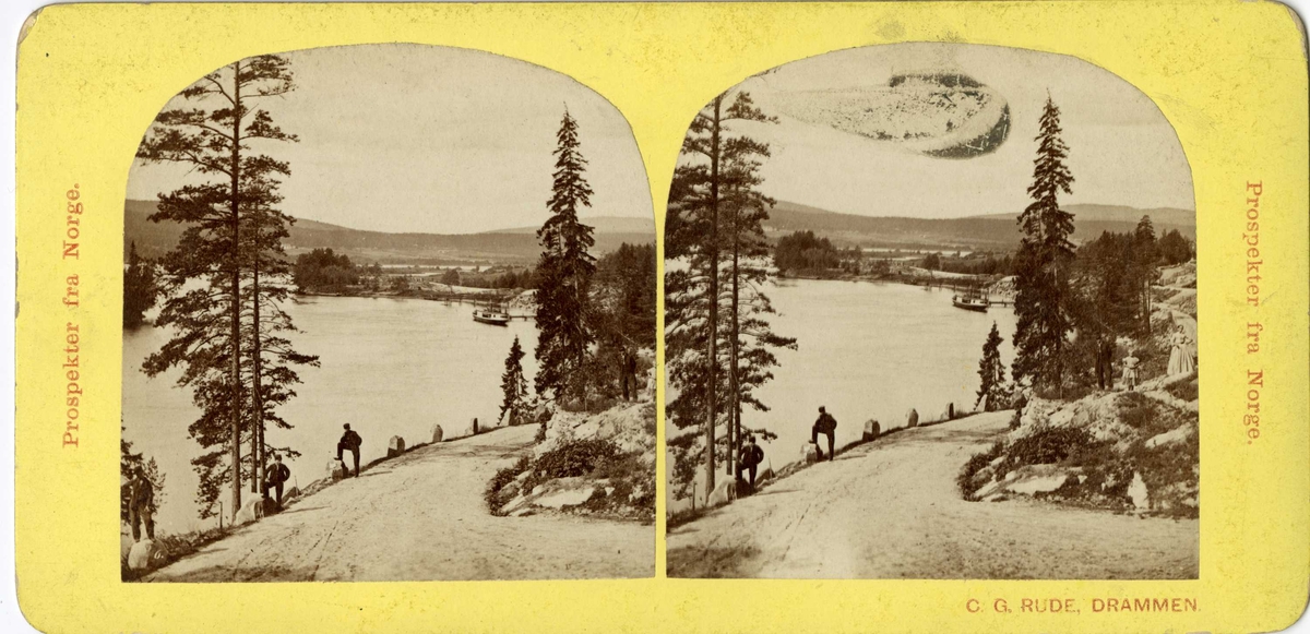 Stereoskopi. Menn og kvinner på vei ved elv ved ukjent sted i Norge.