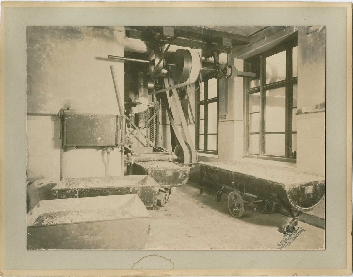 A. Hansens Bakeri, Pilestredet 25, Oslo, ca. 1896. Norges første hygieniske maskinbakeri. Interiør med moderne eltemaskiner fra 1896, første eltemaskin til Norge, levert av Werner & Pfleiderer.
