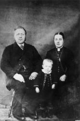 Gruppeportrett av gardbruker og landhandler Hans Olsen, jord