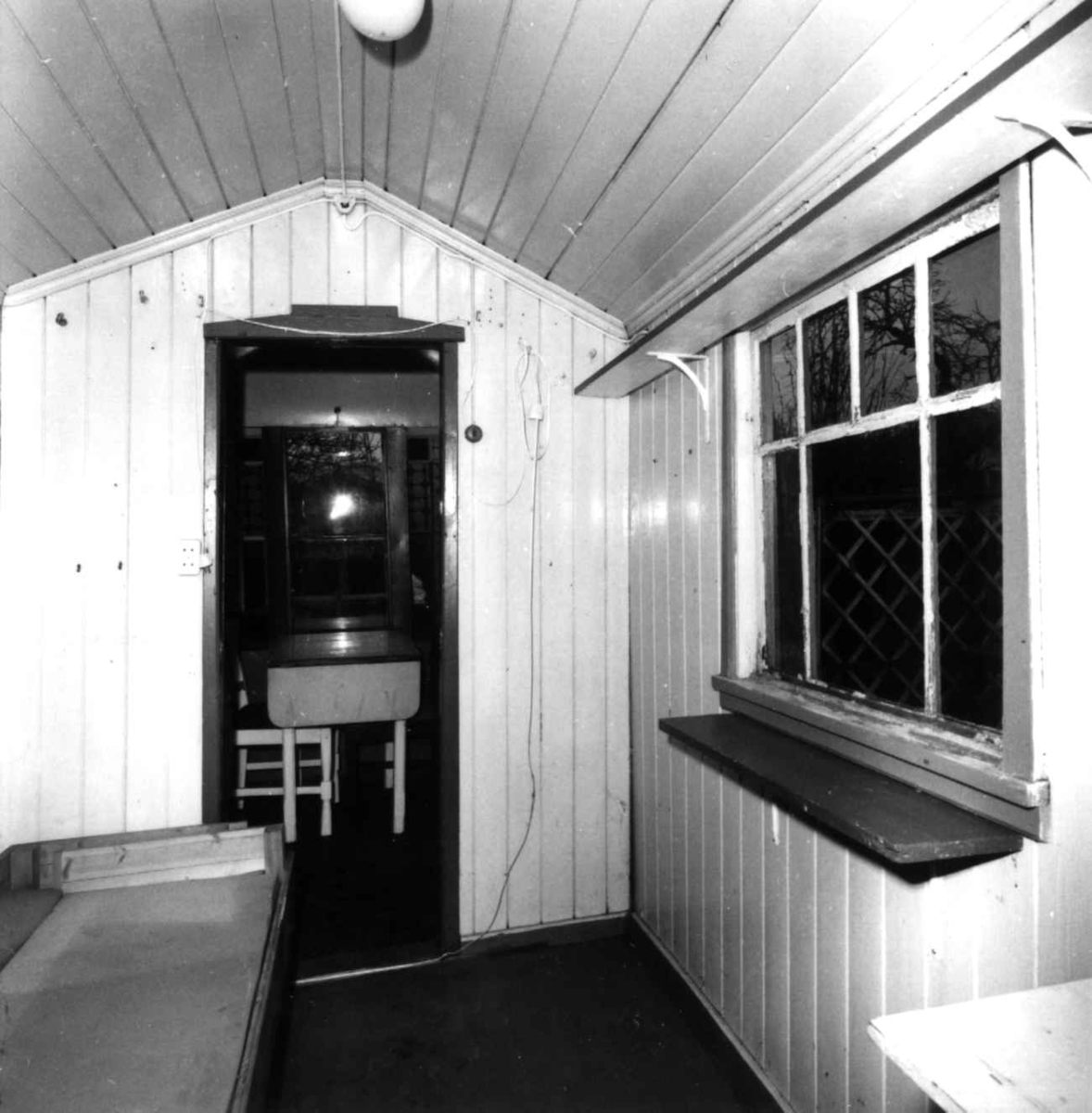 Etterstad kolonihage, oslo 1981. kolonihagehus, soverom med benk ...