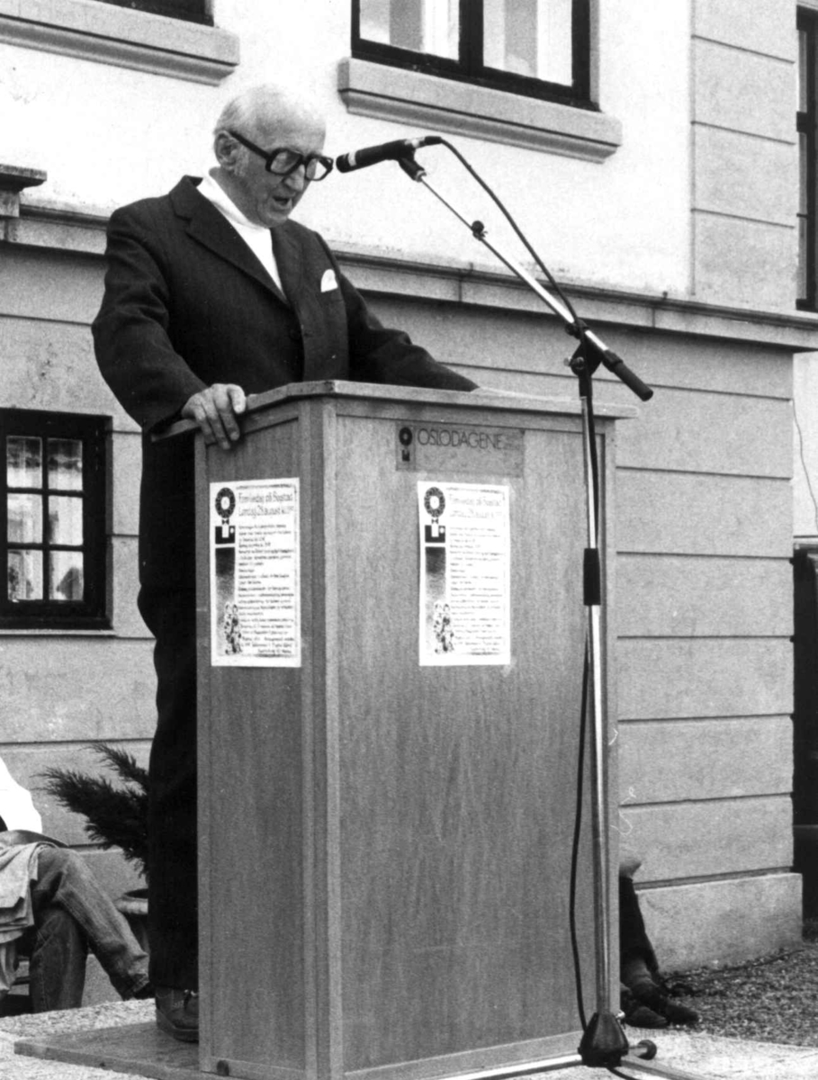 Oslodagene, 28.8.1982. Gårdsplassen på Bogstad. Overarkitekt Torleif Carlen leser prologen, som han selv har forfattet.