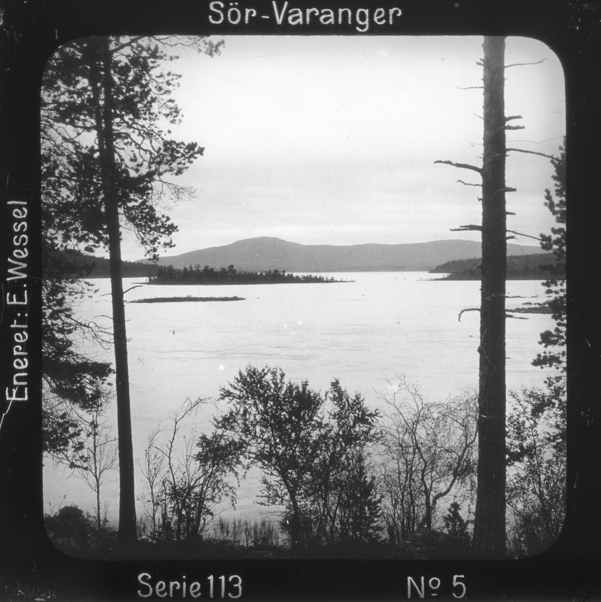 Oversiktsbilde over Vaggatemsjøen, Pasvikdalen, Sør-Varanger, Finnmark, før 1900.
Motivet har nr.5 i lysbildeforedraget kalt  "I lappernes land - Sør-Varanger", utgitt i Nerliens Lysbilledserier, serie nr 113. 