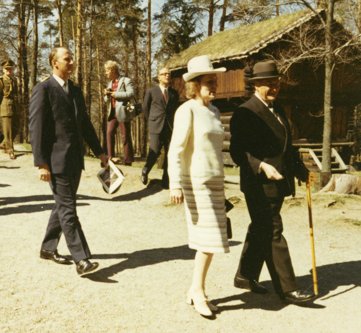 Islands president besøker NF 4/5 1971. Kong Olav, Kronprins Harald og presidentfruen foran Berdalsloftet.