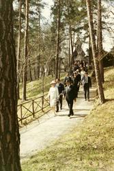 Islands president besøker NF 4/5 1971. På vei ned fra Gol st