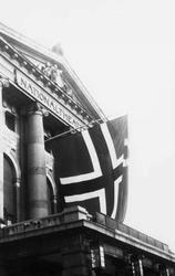 Fra Oslo under fredsdagene i 1945.
Natinaltheatret med vaie