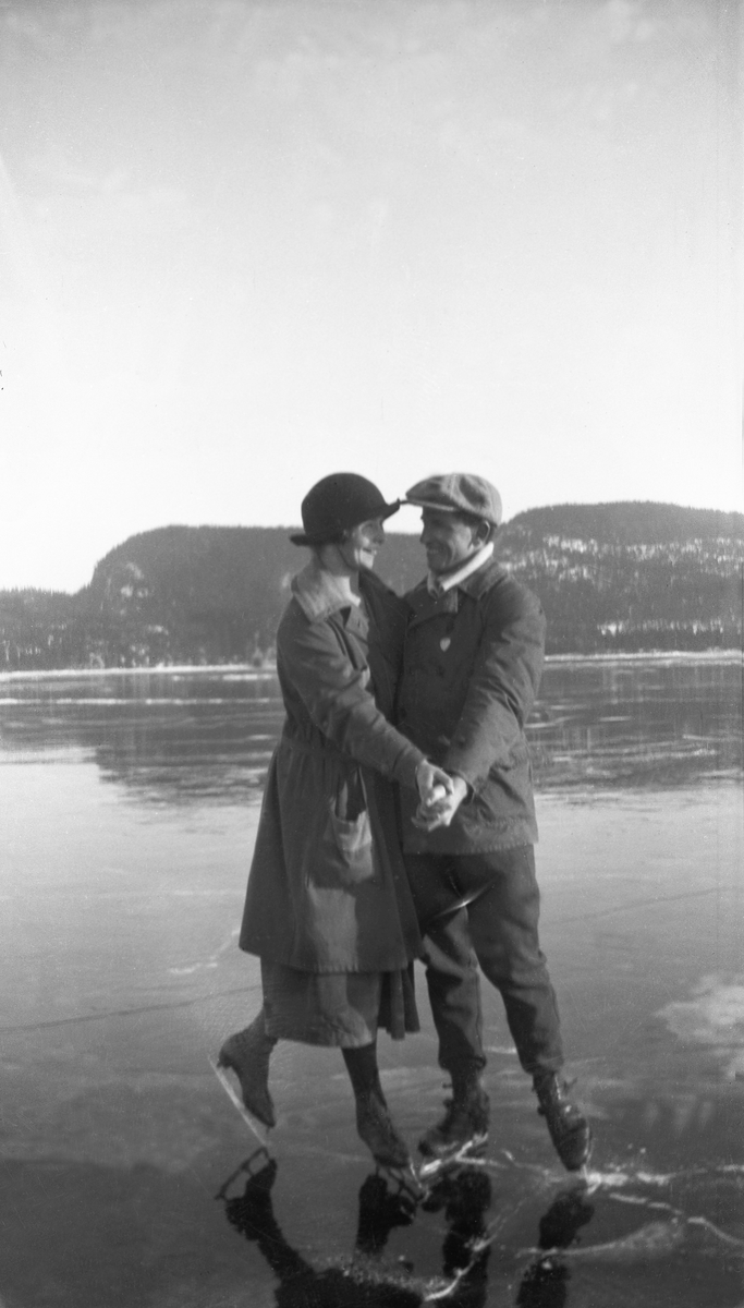 Fritjof Arentz og Kate Larsen danser på skøyter på Jonsvatnet, Trondheim.