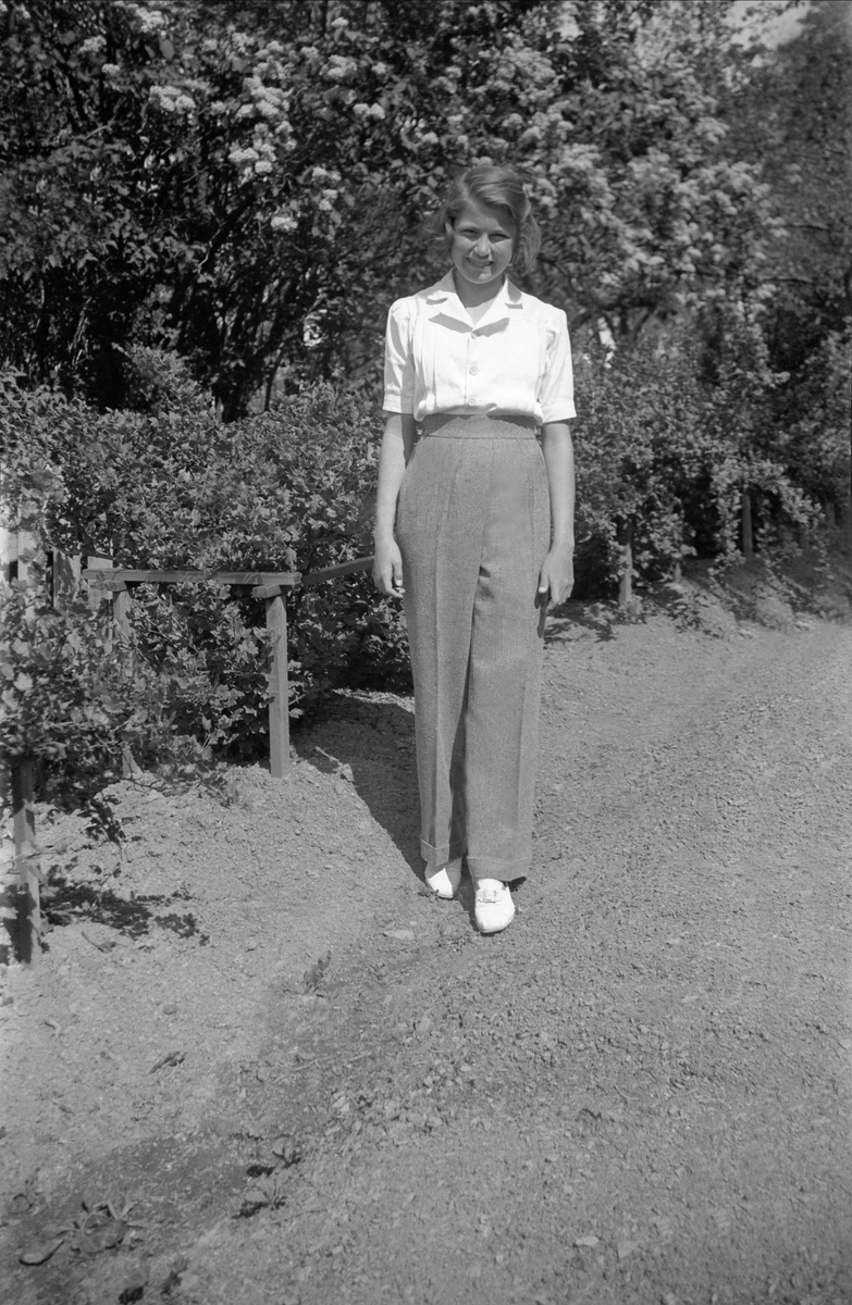 Guri Arentz i hagen i på Bygdøy 1943