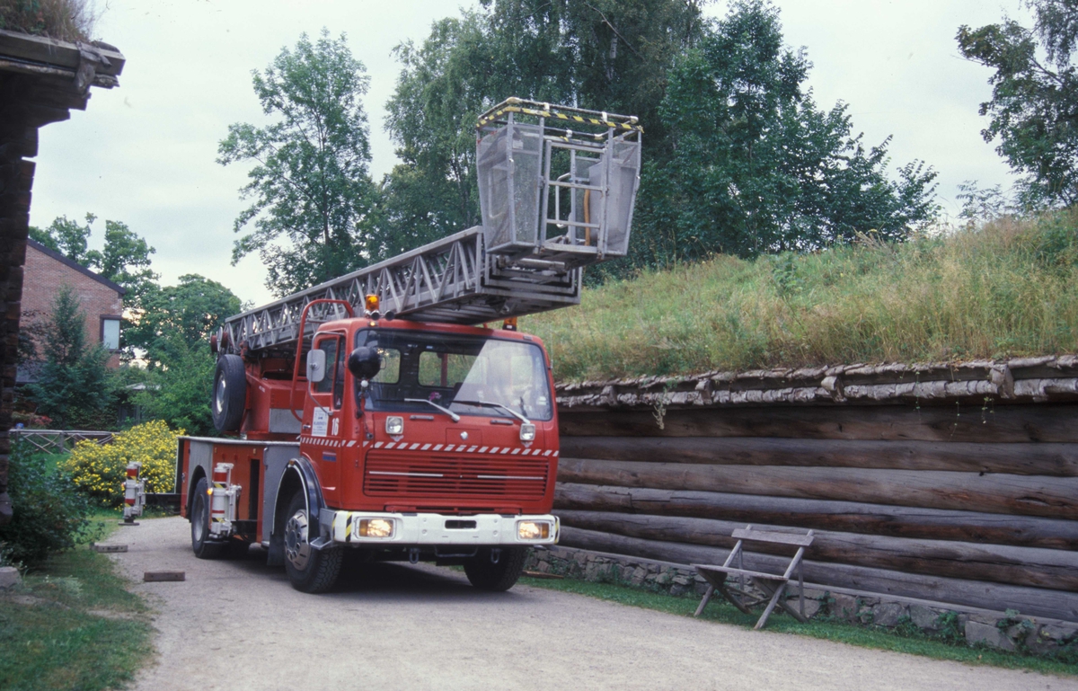 Brannbil i Telemarkstunet på Norsk Folkemuseum. Brannbilen ble innleid for fotografering.
Foran fjøset fra Jørisdal i Hovin, 1600- årene. Bygning nummer 138.