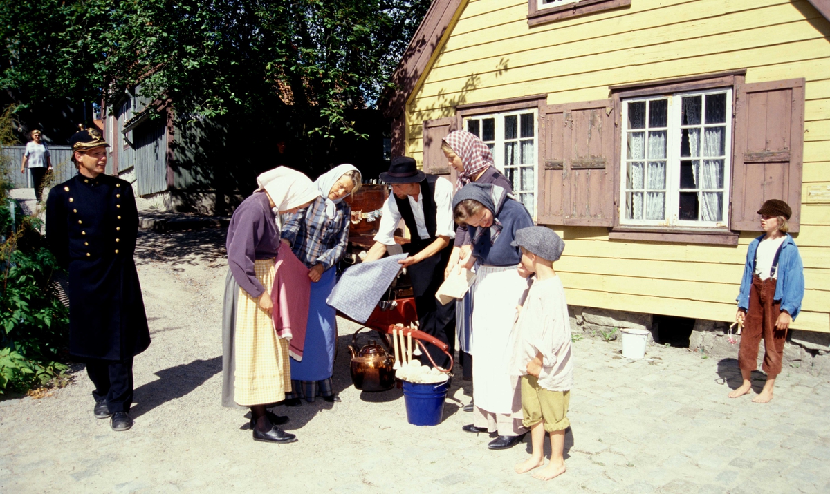 Tilstelning på Norsk Folkemuseum ved forstadshus fra Kanten 1B, Hammersborg ca. 1800.
Kramkaren er på besøk, og politiet passer på
