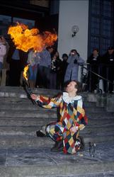 Fastelavnsdag på Norsk Folkemuseum. Ildsluker på Torget fora
