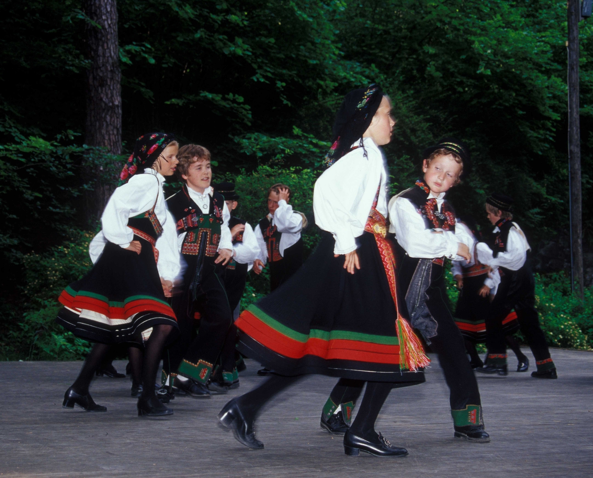 Norsk Folkemuseums dansegruppe, kledd ifolkedrakter, danser folkedans i friluftsteateret NF 349.