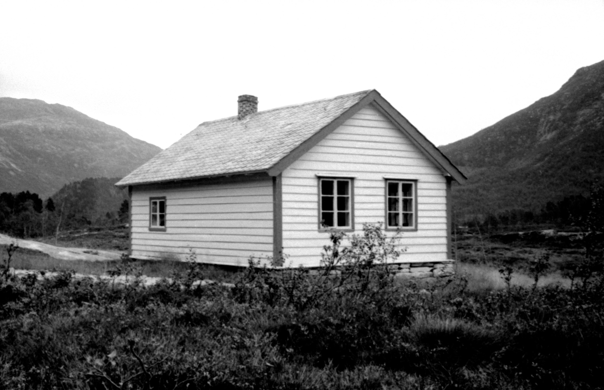 Mjell, Gaular, Sogn og Fjordane. Lite hvitt skolehus ved vei. Bygget i 1893. Registrering utført 1958-59 av Johan Schiong for Noregs Lærarlag. 