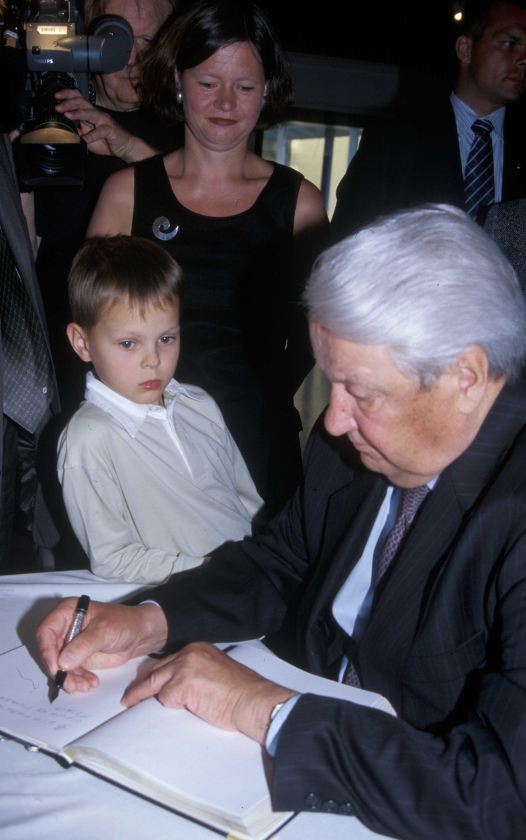 Russlands president, Boris Jeltsin, med kone og barnebarn, på Norsk Folkemuseum 15.august 2004 ved åpningen av utstillingen Norge-Russland 
Naboer gjennom 1000 år.Her skriver han i gjesteboken.