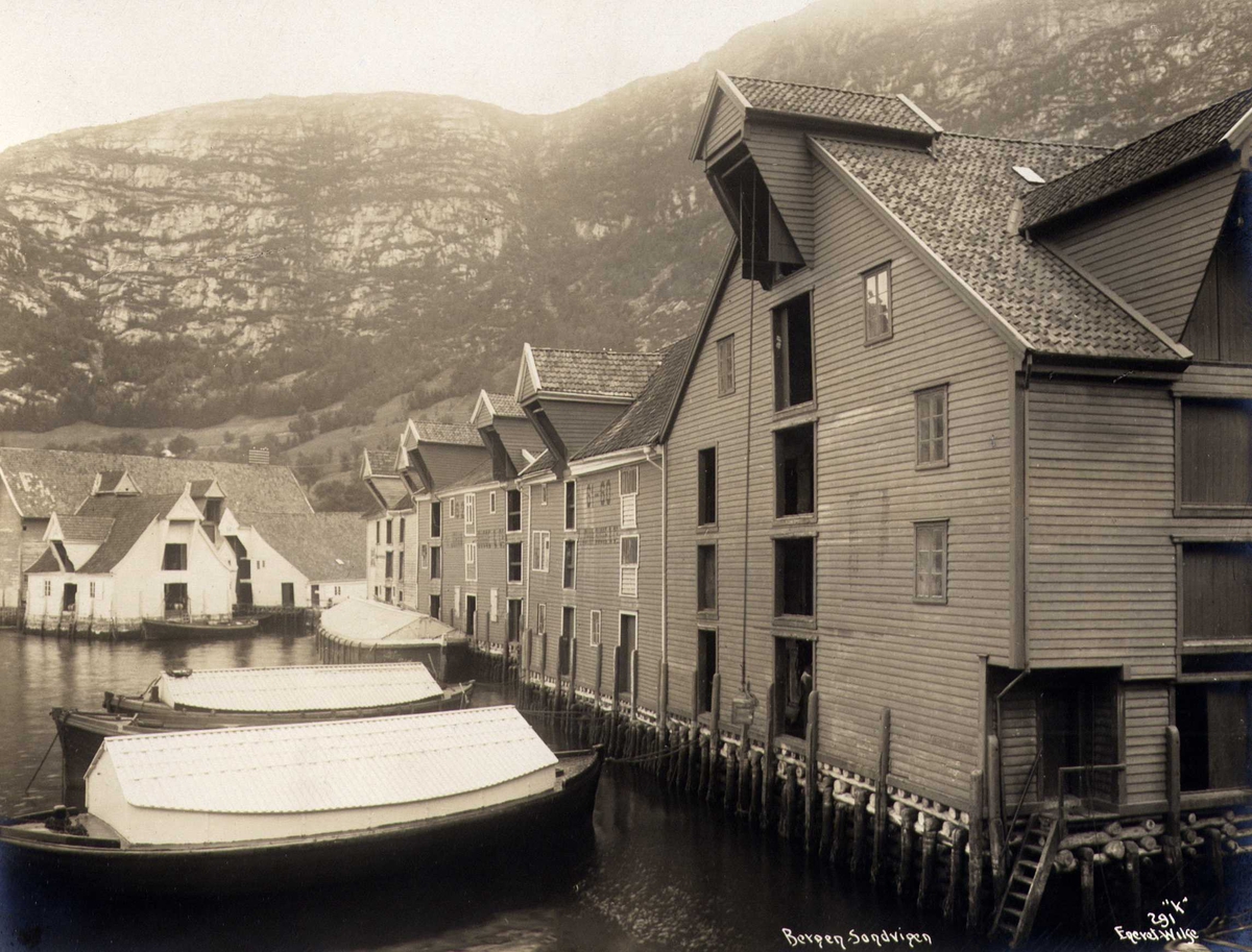 Bryggeparti med båter, Sandviken, Bergen, Hordaland. Fotografert 1912.