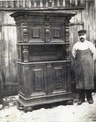 Skap fra gården Tresnes, Froland, Aust-Agder. Mann med forkl