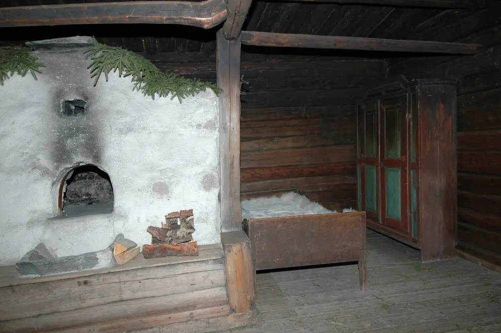 Julepyntet stue 2005. Her Ampiansbråten, bygning nummer 164 på Norsk Folkemuseum.