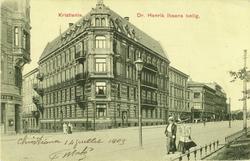 Postkort Tegning fra Drammensveien med Henrik Ibsens bolig i