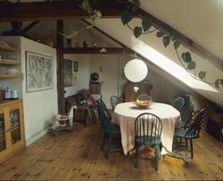 Spiseplass under et skråvindu, i utbygd loft i en gammel byg