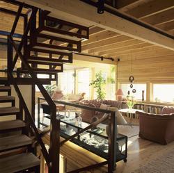 Ståltrapp mellom 1. og 2. etasje i et hus.  llustrasjonsbild