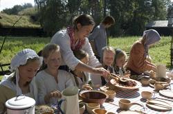 Levendegjøring på museum.Ferieskolen uke 31.Elevene servere
