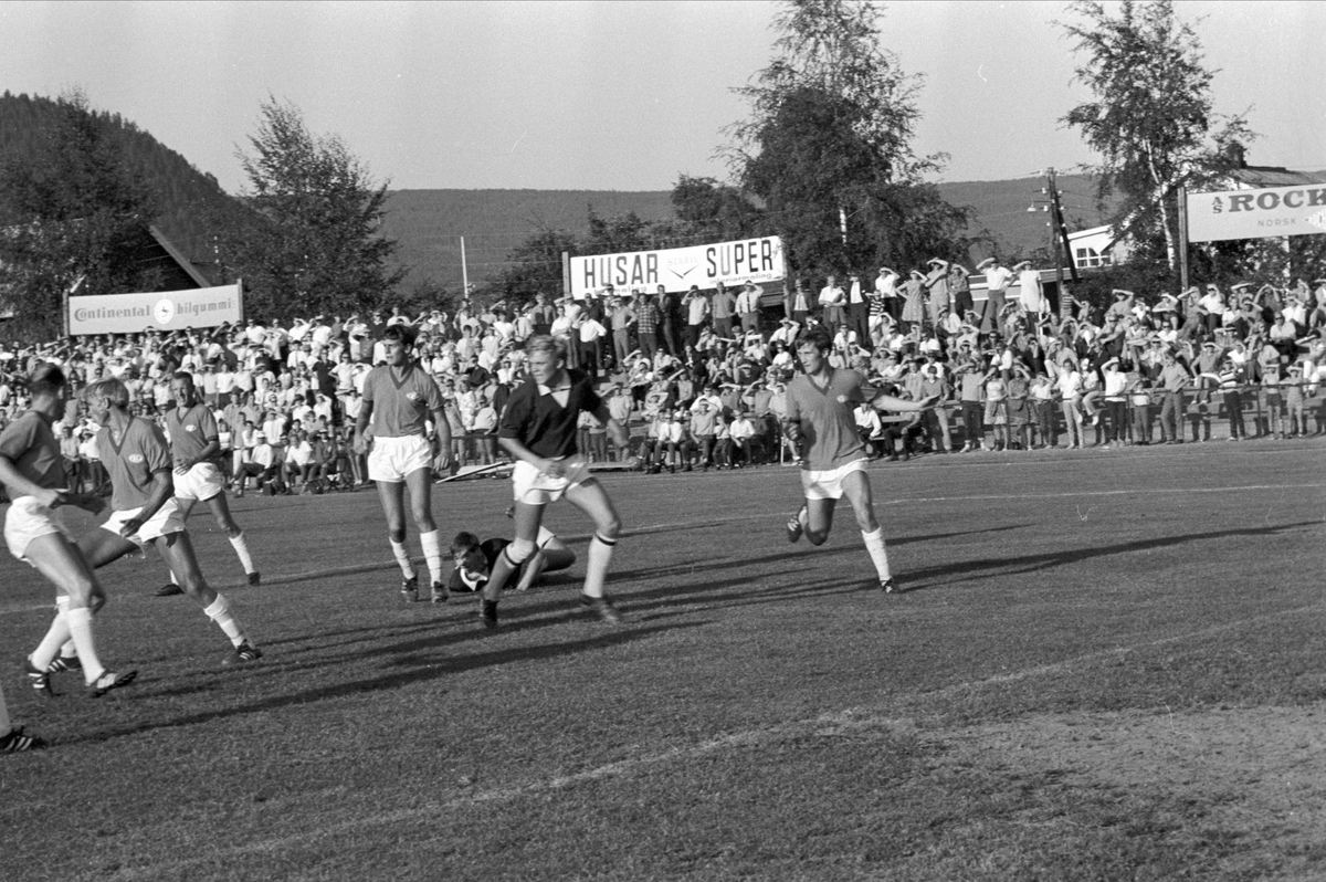 Serie. Fotballkamp mellom Mjøndalen og Vålerenga. Fotografert 20. aug. 1969.