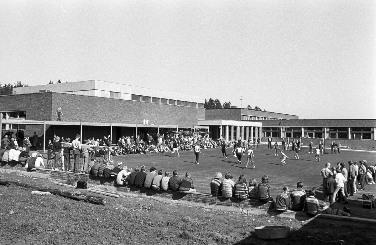 Kjenn Skole, Lørenskog, september 1967. Ballspill.
