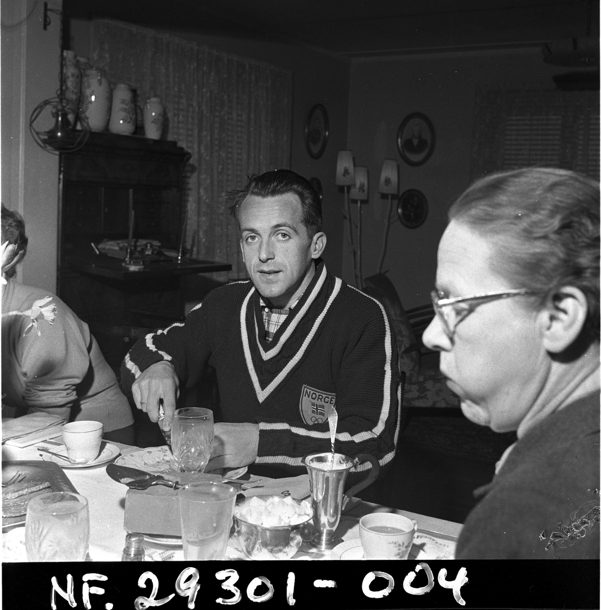 Serie. Skiløperen Halgeir Brenden i 1956, bl.a. med en italiensk avis under OL. Fotografert 1956.
