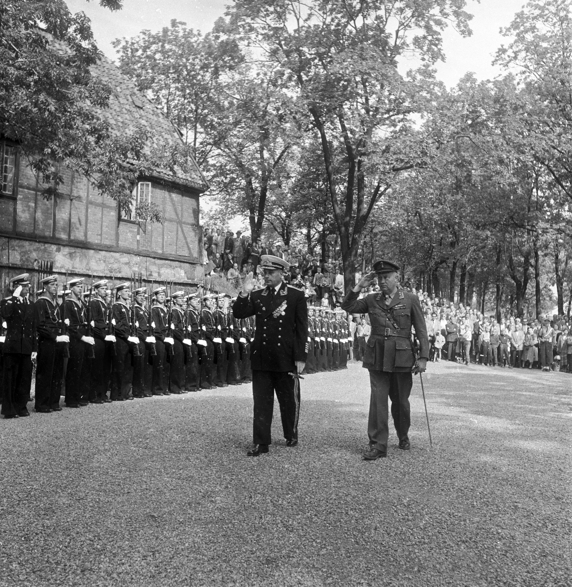 Serie. Russisk flåtebesøk i Oslo, blant annet på Akershus festning. Fotografert 8. aug. 1956.