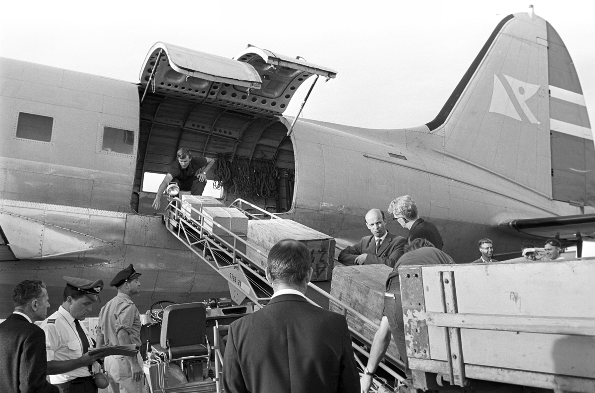 Serie. Fred.Olsen-fly lastes med nødhjelp til Biafra. Fotografert august 1968. Flykaptein Finn Almton.