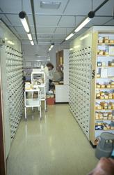 To ansatte i arbeid på Sandvika apotek i Bærum.