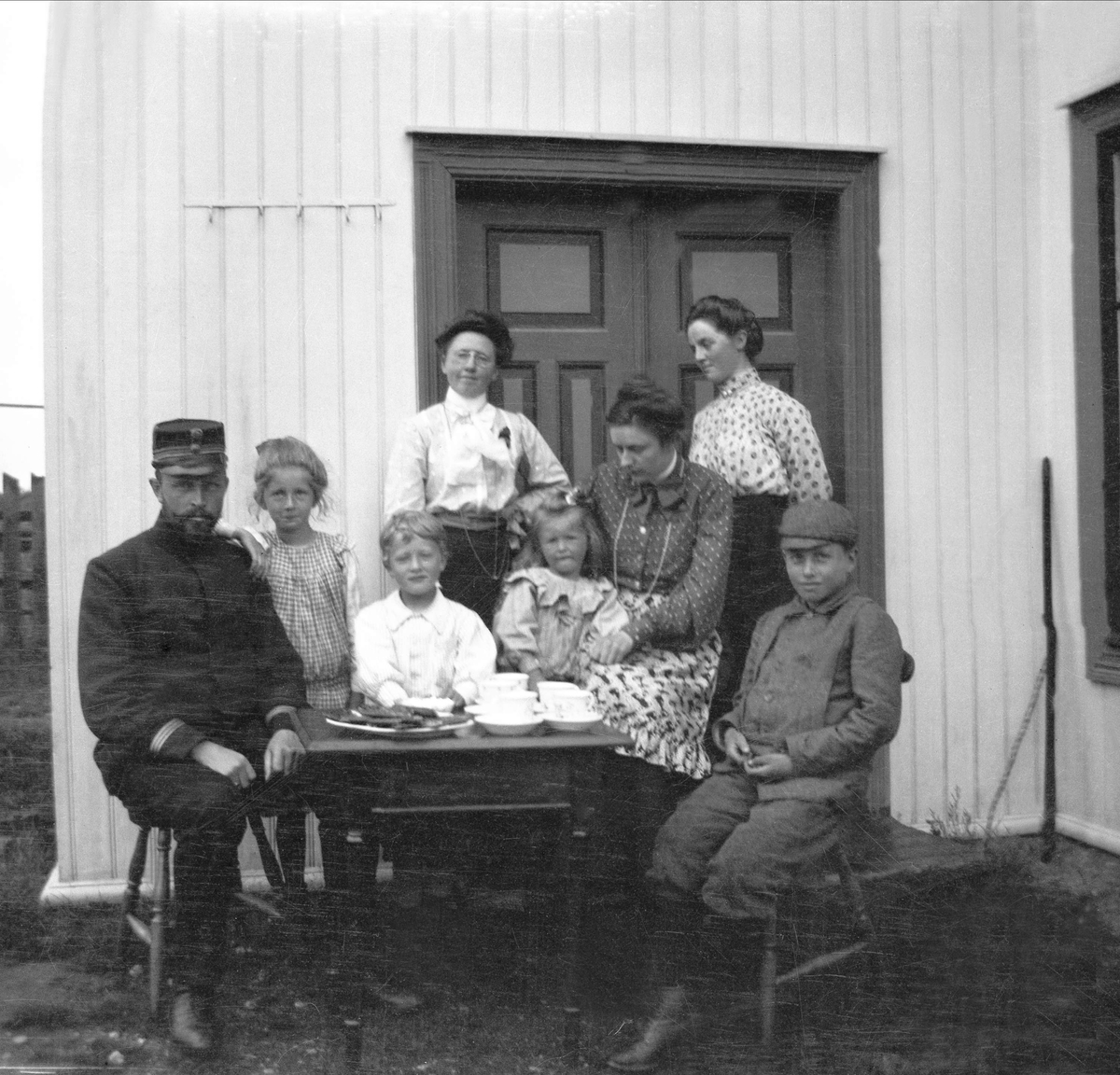 Sanitetskaptein Bjarne Arentz med bl.a.  kona Aagot Arentz og døtrene Agnes og Guri.