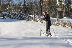 En serie med bilder av utkledd mann i klær anno 1870-1900 so