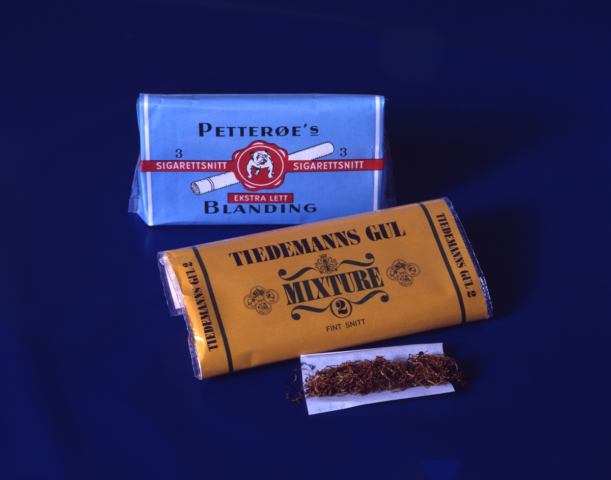 Reklamefoto av tobakk type Tiedemanns Gul og Petterøes blanding.