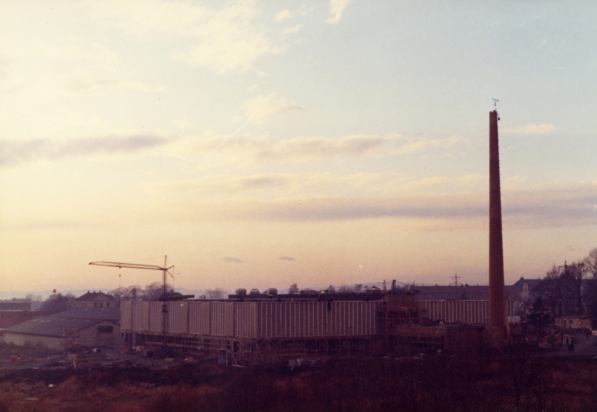 Byggeplass. 
Konstruksjon av J. L. Tiedemanns Tobaksfabrik på Hovin i 1968.