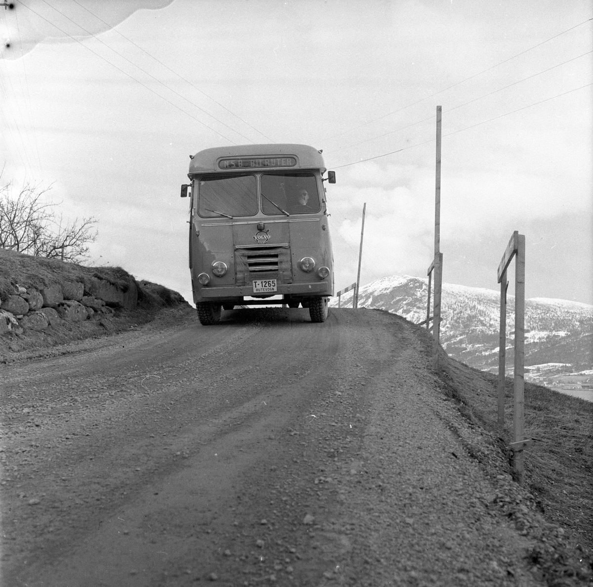 "NSB Bilruter" på veien mellom Ålesund og Åndalsnes. Fotografert 14. april 1956.