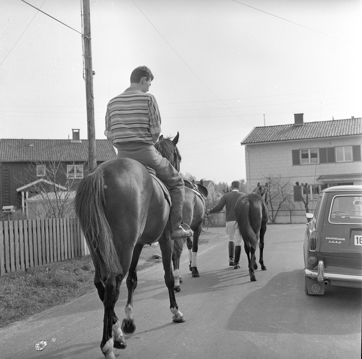 To ryttere hester i boligfelt på Kjelsås hos Jaques Bergen.
Fotografert 1963.