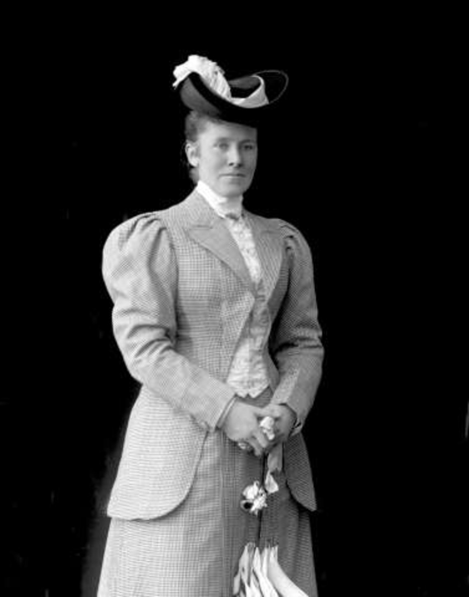 Portrett, kvinne i ytterplagg, med hatt. Fru Grüner.