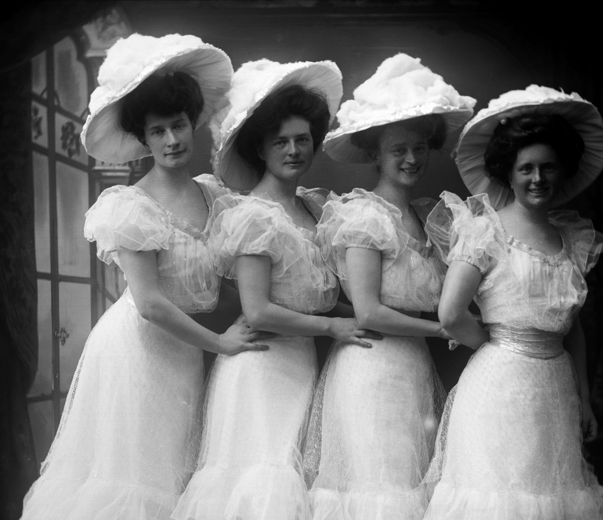Gruppeportrett, fire kvinner kledd i hvitt. Dansere?