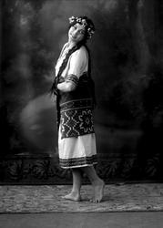 Portrett, en ung pike utkledd, frøken Leraas.