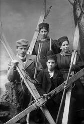 Gruppeportrett, fire skiløpere hos fotografen, to herrer og 