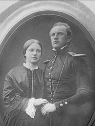 Avfotografering. Dobbeltportrett, mann og kvinne, han i unif