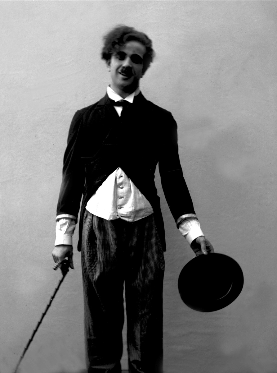 Portrett, mann utkledd som Chaplin. Karl Jørgensen.
