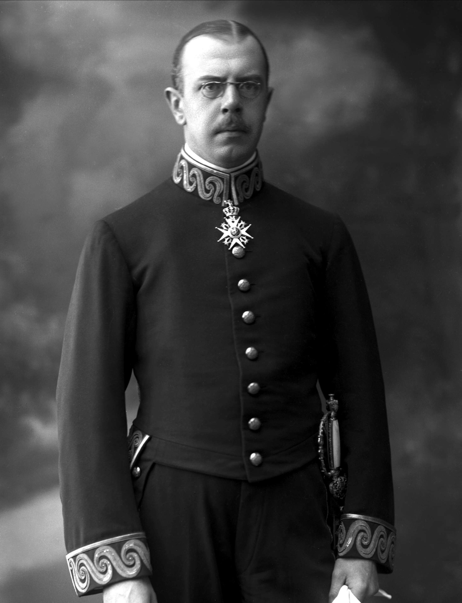 Portrett, legasjonsekretær Westmann i uniform for den svenske utenrikstjenesten.