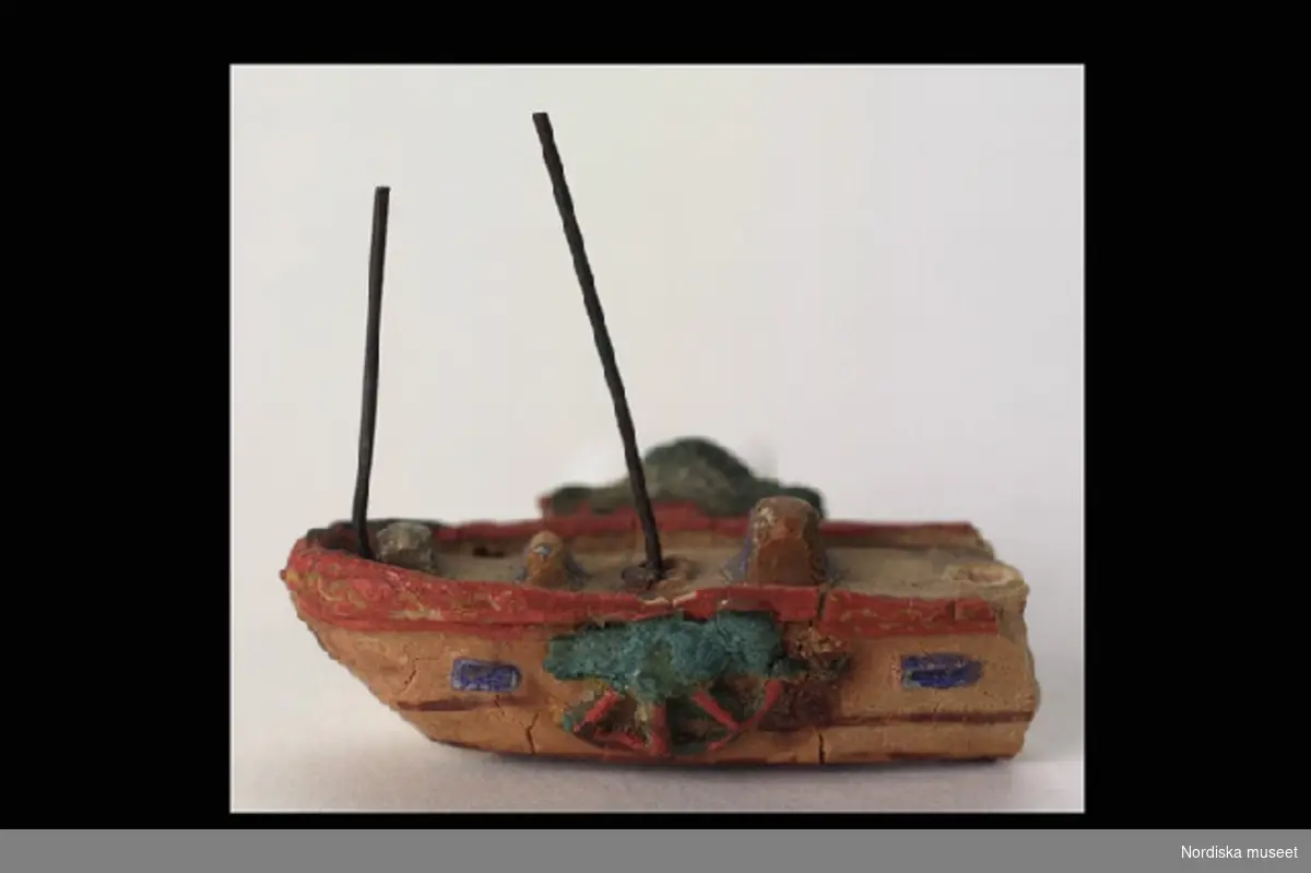 Katalogkort:
"Hjulbåt, leksak, av svart materia (konstmassa), liten. 1800-tal"