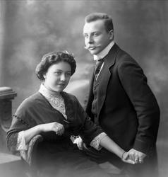 Gruppeportrett, mann og kvinne. Russisk general.