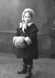 Portrett, pike i vinterklær, med muffe. Dr Mantheys datter.