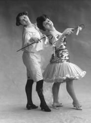 Gruppeportrett, to kvinnelige dansere. Anita og Maria.