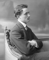 Portrett, pianist Alme i en stol.