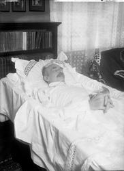 Post mortem-fotografi. Død mann i kiste.